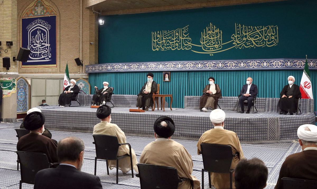عکس| حضور جهانگیری و لاریجانی در دیدار مسئولان با رهبری