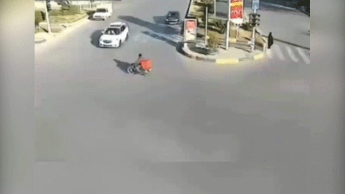 فیلم| تصادف شدید هایما اس ۷ با موتورسیکلتی که تکه تکه شد