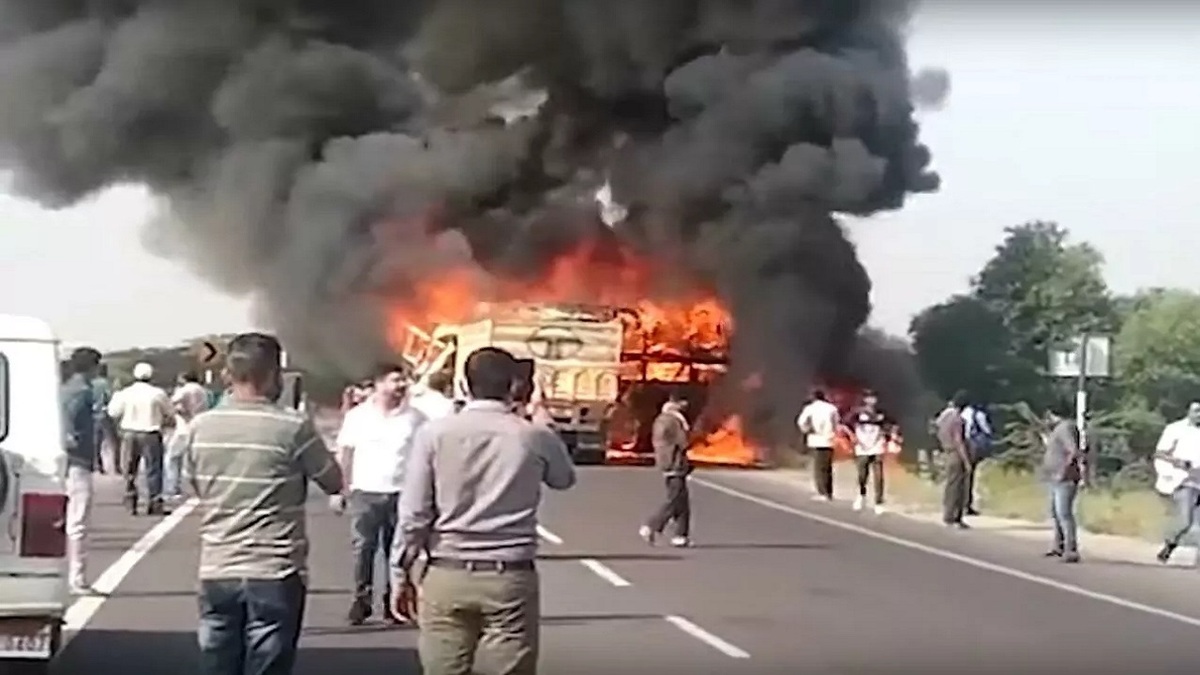 فیلم| برخورد اتوبوس با کامیون در هند ۱۲ کشته بر جای گذاشت