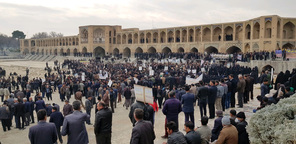 فیلم| راهپیمایی اعتراضی مردم اصفهان در زاینده‌رود