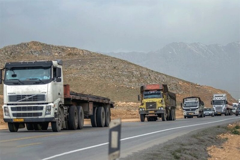 فیلم| لرزش هولناک تریلی‌ها در جاده در حین زلزله 6/4 ریشتری بندرعباس