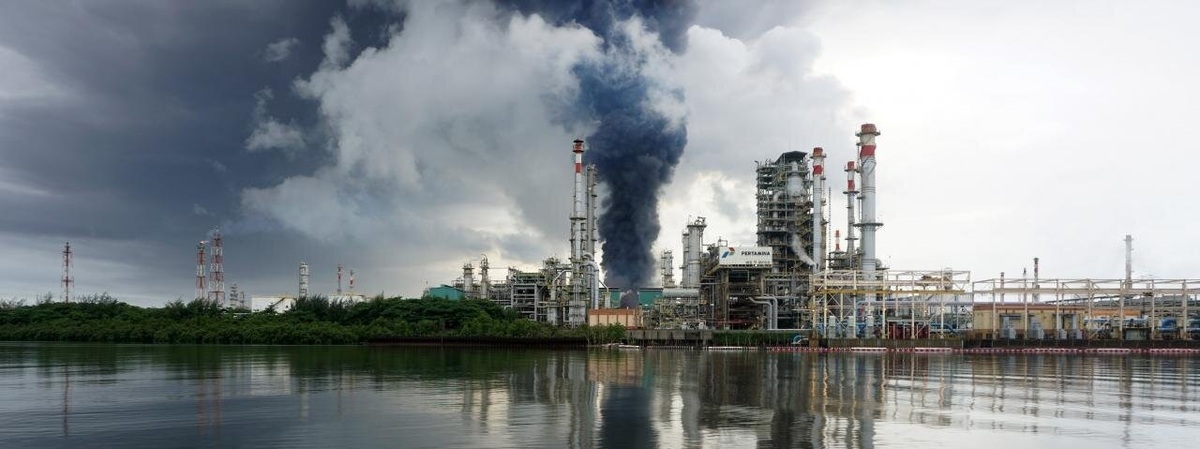 تصاویر| آتش سوزی در بزرگترین پالایشگاه نفت اندونزی