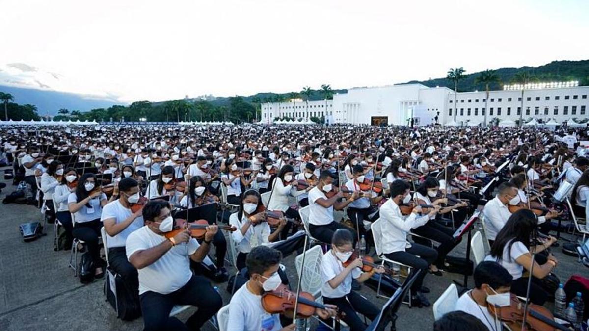 فیلم| اجرای بزرگترین ارکستر جهان با حضور ۱۲ هزار نوازنده در ونزوئلا