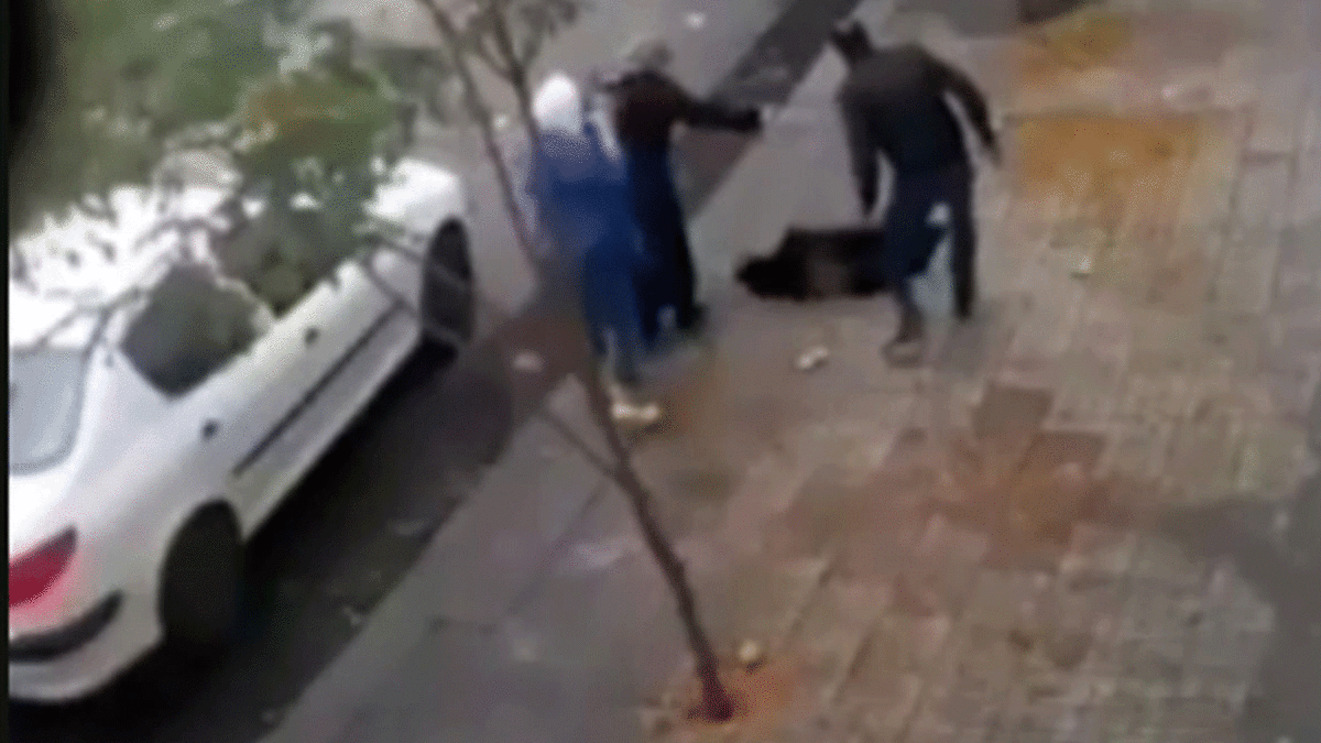 فیلم| لحظه فرو رفتن یک زن در زمین بلوار گلسرخ کرمانشاه