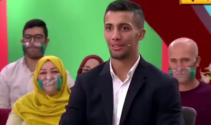 فیلم| شعرخوانی با لهجه شیرازی برای محمدرضا گرایی در خندوانه