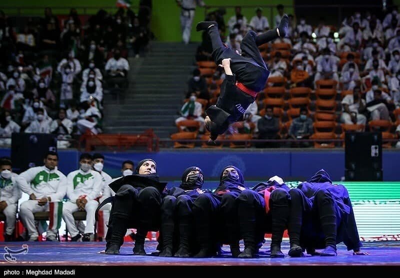 تصاویر| حرکات نمایشی دختران نینجا در حضور رئیسی