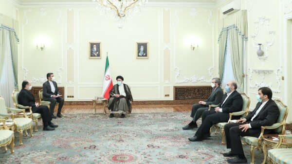 سفرای ۵ کشور استوارنامه خود را تقدیم رئیسی کردند سفرای ۵ کشور استوارنامه خود را تقدیم رئیسی کردند