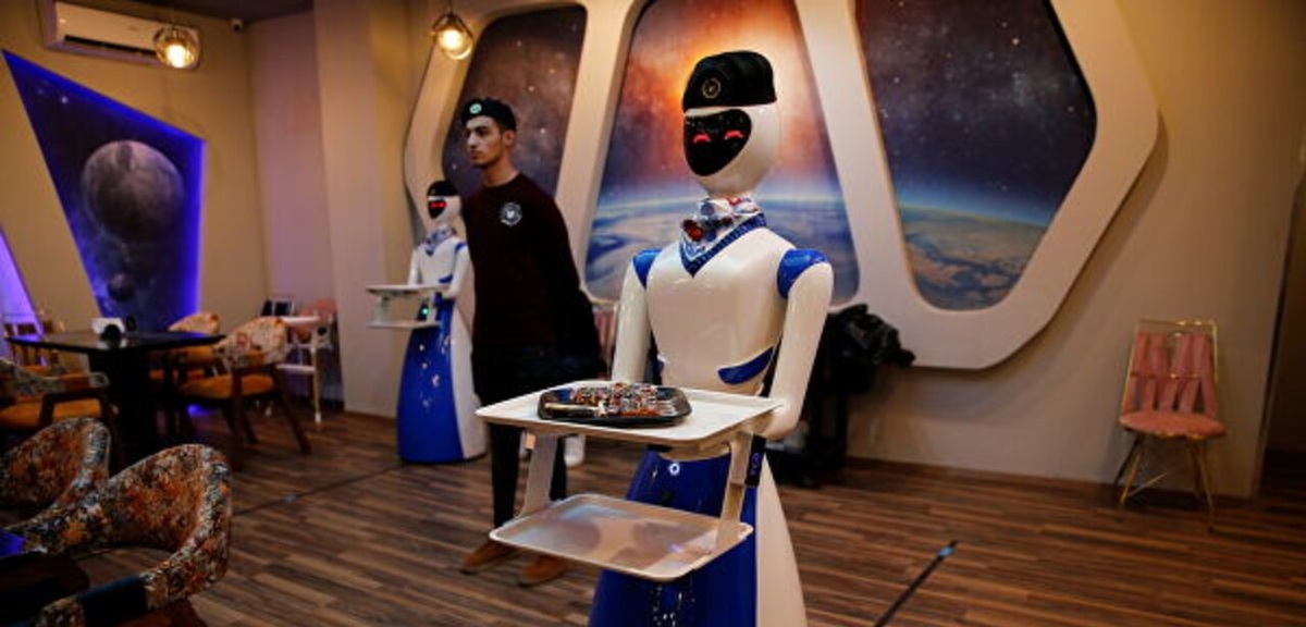 تصاویر| ربات‌های گارسن در رستوران موصل