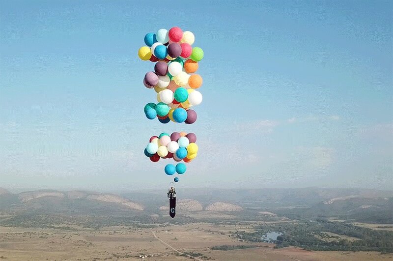 فیلم| کارتون «UP» به واقعیت تبدیل شد؛ سفر به آسمان با 100 بادکنک هلیومی