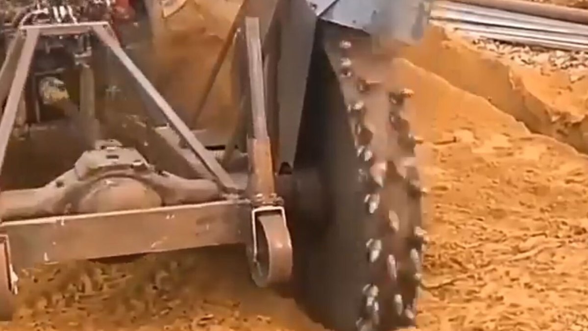 فیلم| فرایند جالب حفاری کانال برای انتقال خط لوله