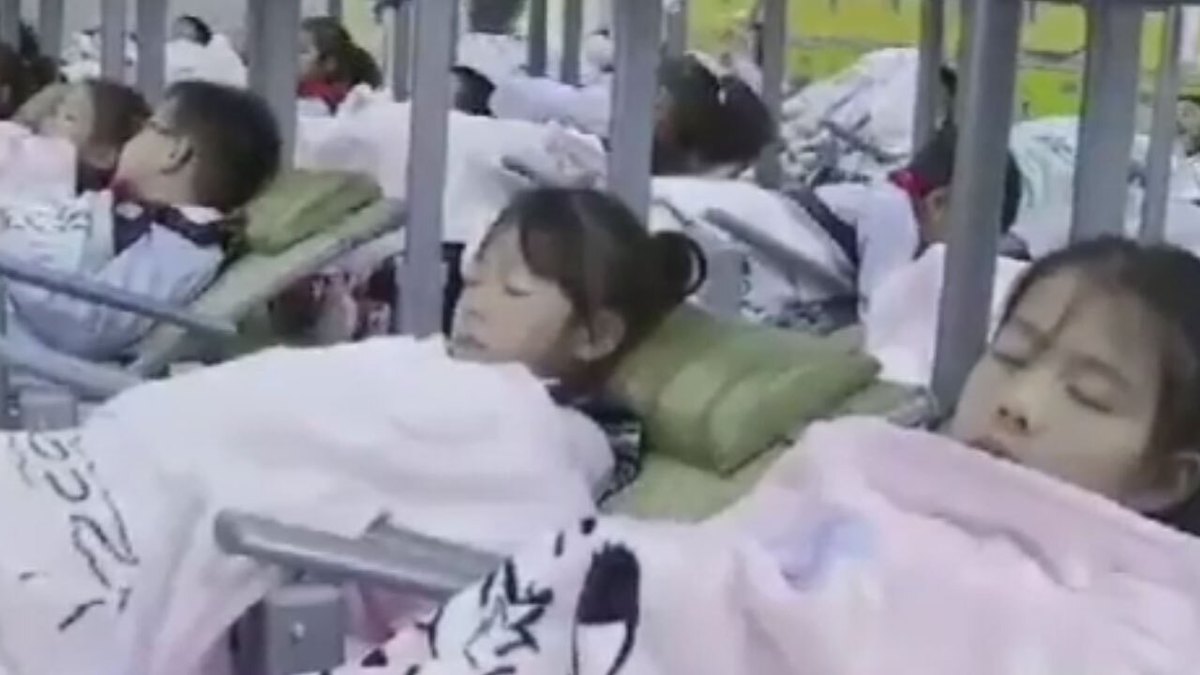 فیلم| میز‌های مدارس ابتدایی که تبدیل به تخت‌خواب می‌شوند!