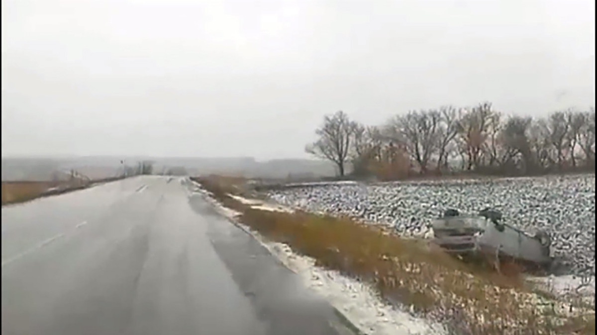فیلم| واژگونی یک اتومبیل در جاده بارانی