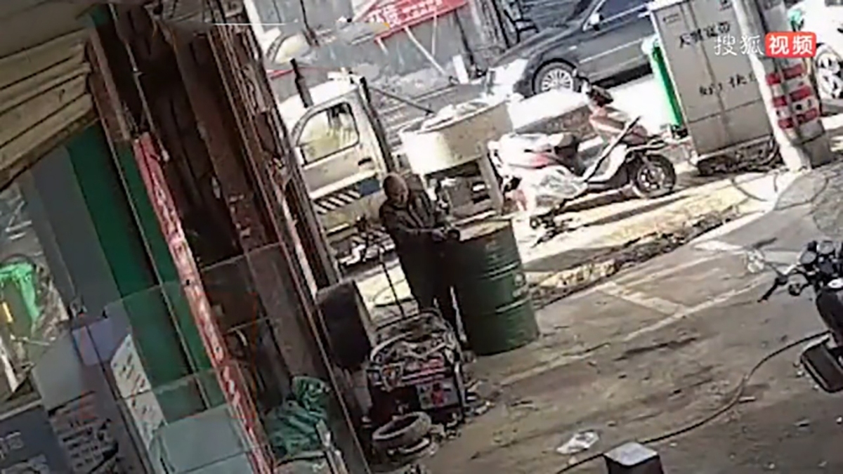 فیلم| انفجار یک بشکه هنگام سنگ زنی