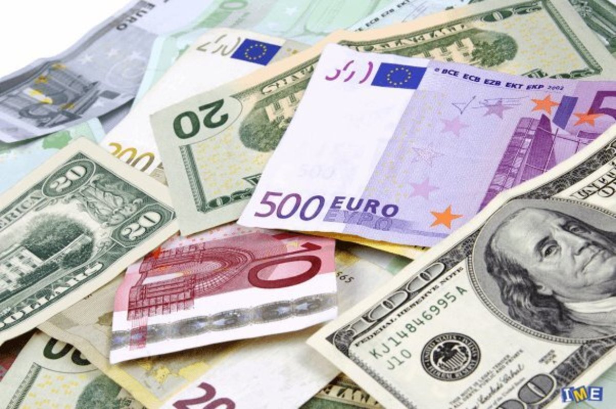 قیمت یورو در صرافی‌های بانکی کاهش و دلار افزایش یافت