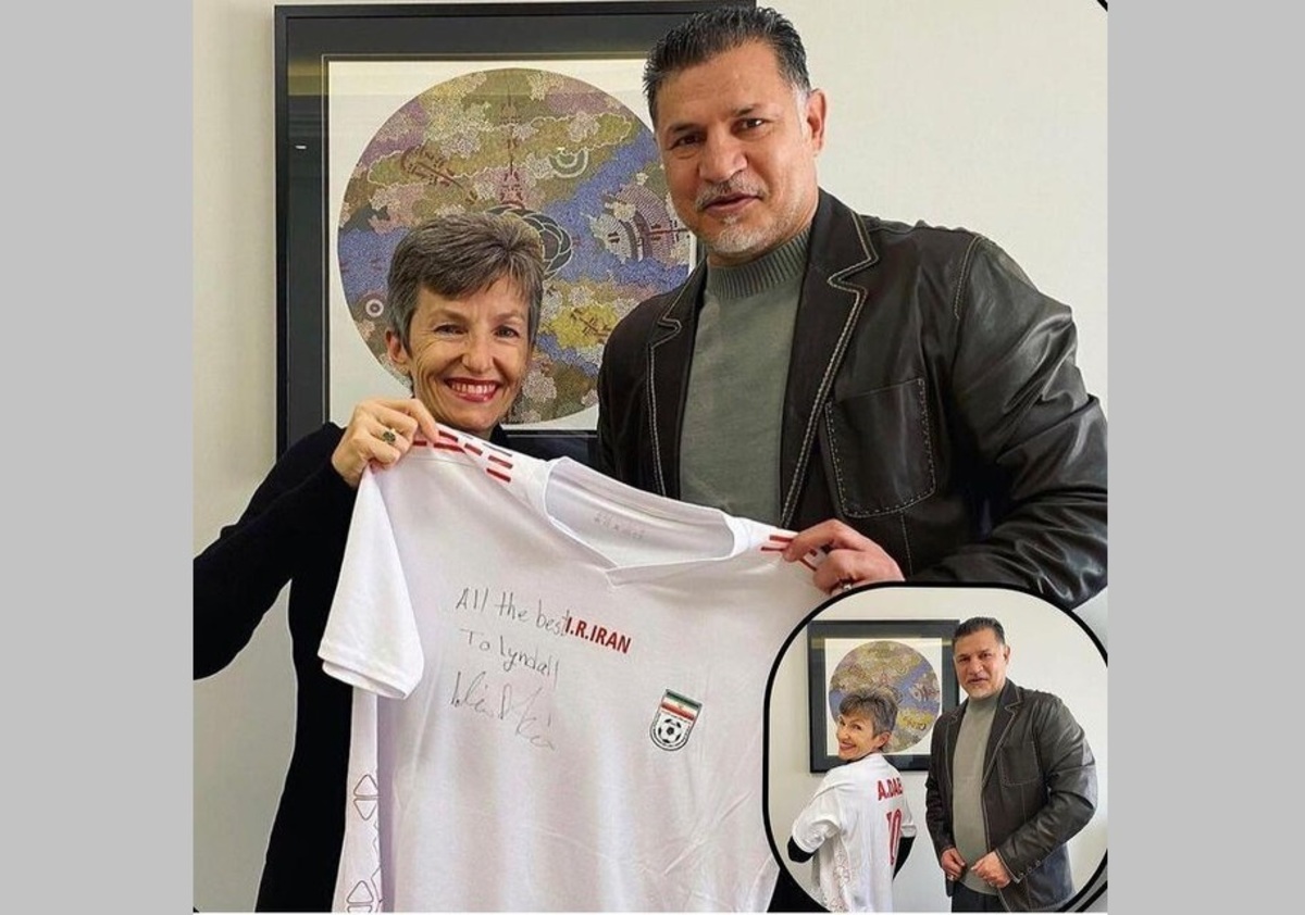 تصاویر| علی دایی پیراهن ایران را به سفیر استرالیا اهدا کرد