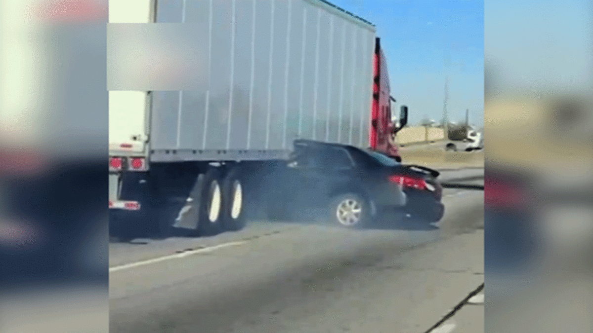 فیلم| کامیونی که خودروی زیر گرفته را می‌کشد