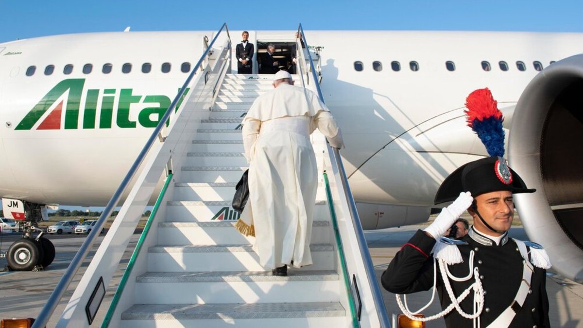 فیلم| لحظه خبرساز زمین خوردن پاپ هنگام بالا رفتن از پله‌های هواپیما