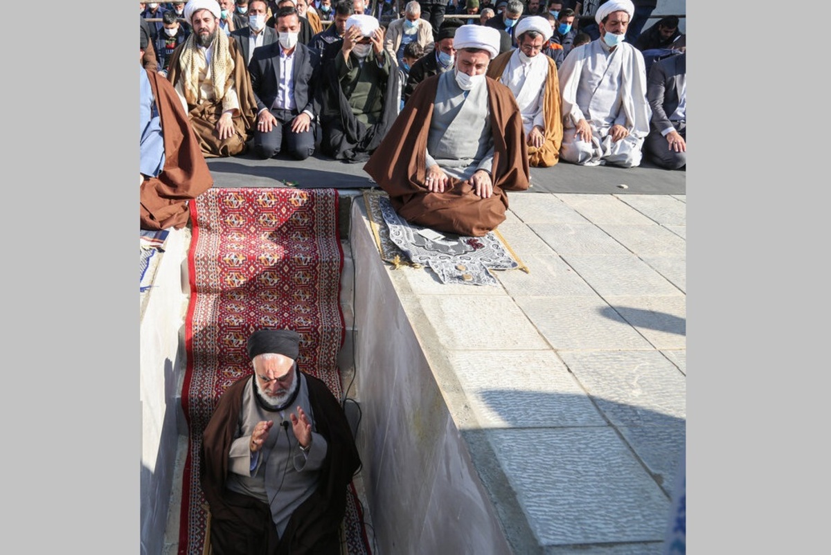 تصاویر| اقامه نماز باران در گلستان شهدای اصفهان