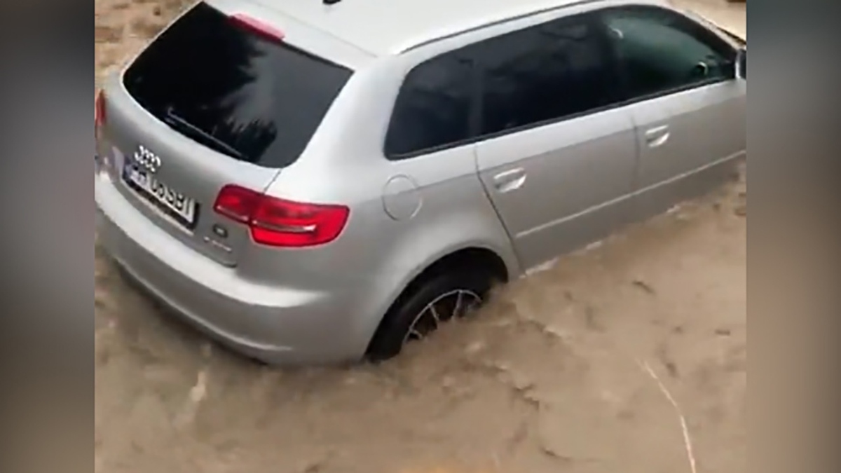 فیلم| تلاش راننده آئودی برای عبور از سیلاب