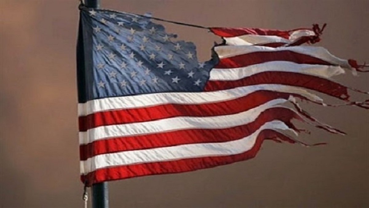 فیلم| بیرون کشیدن پرچم آمریکا از زیر آوار