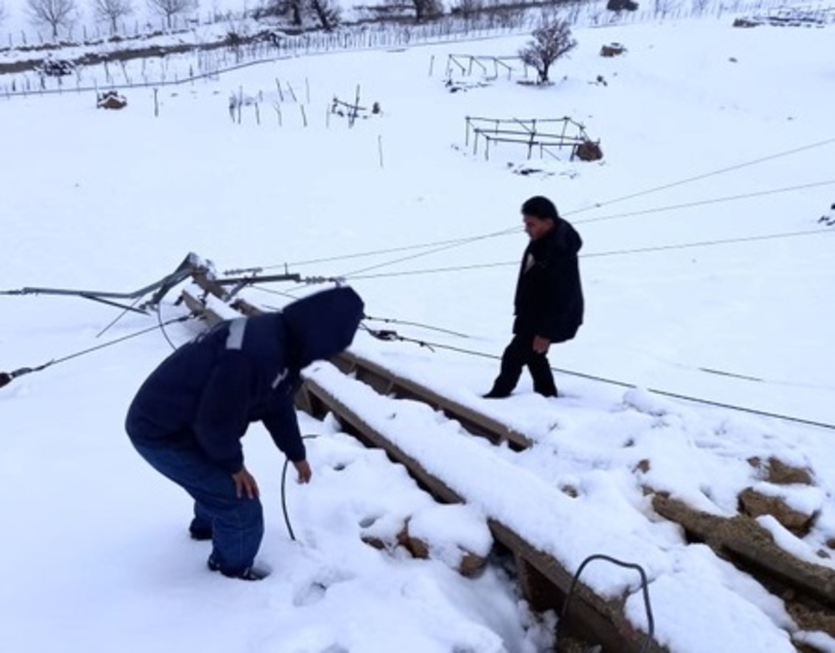 برف، برق ۶۰ روستا را در بویر احمد سفلی قطع کرده است
