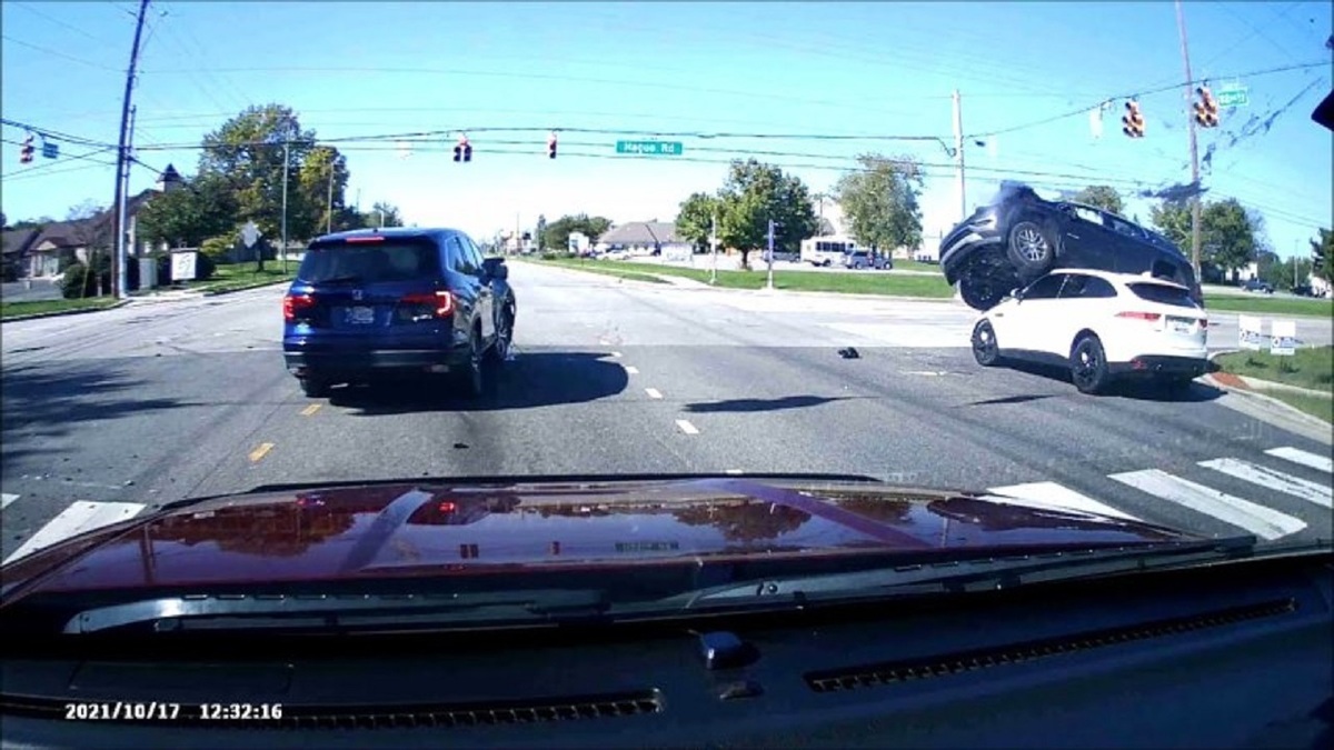 فیلم| پرواز خودرو پس از عبور از چراغ قرمز