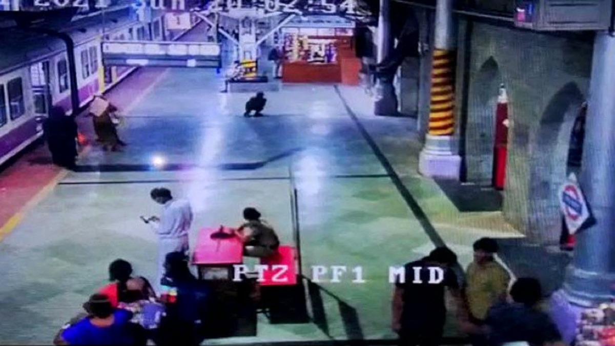 فیلم| سقوط مسافر حین سوار شدن قطار در حال حرکت