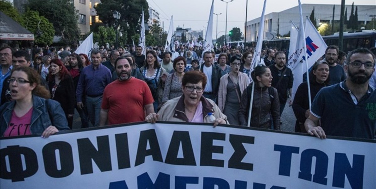 آتش‌زدن پرچم‌های آمریکا و ناتو در یونان