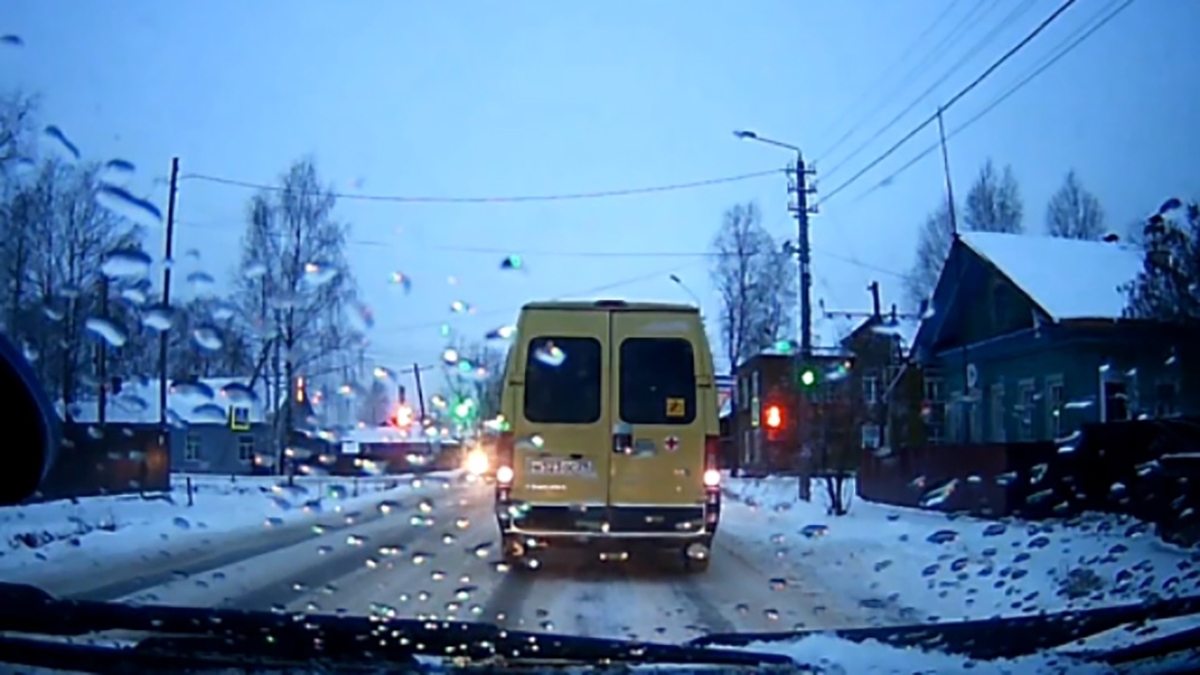 فیلم| تصادف دو اتومبیل در چهارراه با وجود سبز بودن چراغ