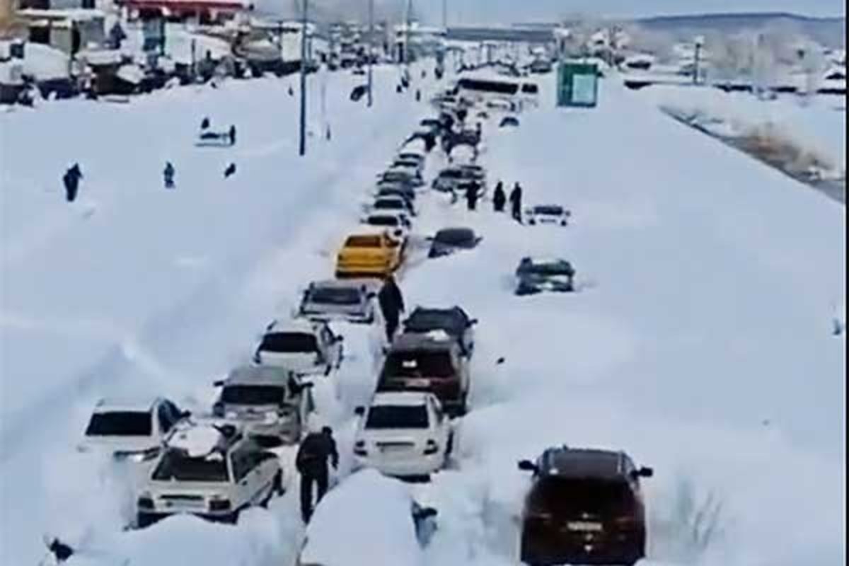 فیلم| بارش برف و ترافیک سنگین خودرو‌ها در بزرگراه اهر