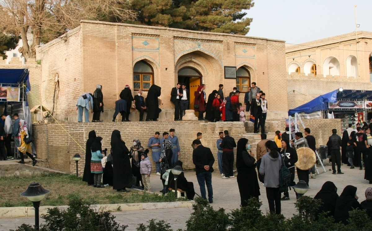 تصاویر| استقبال گردشگران از نمایشگاه صنایع دستی در ایلام
