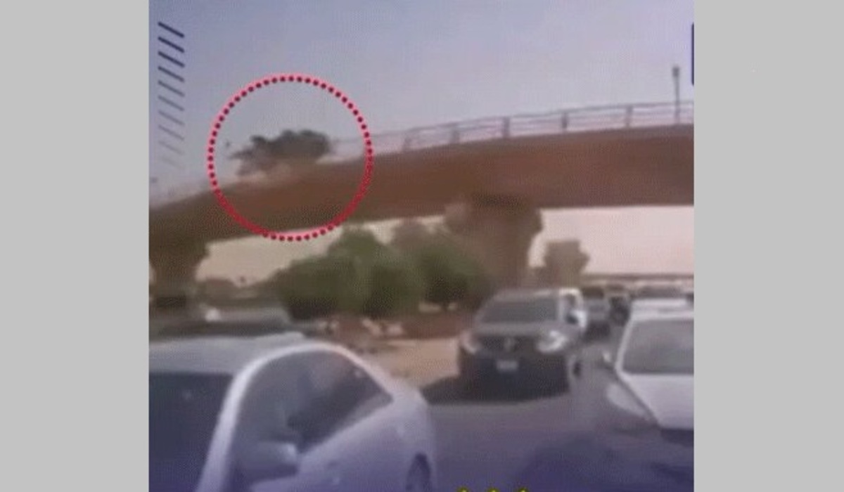 فیلم| لحظه وحشتناک سقوط خودرو از روی پل در عربستان