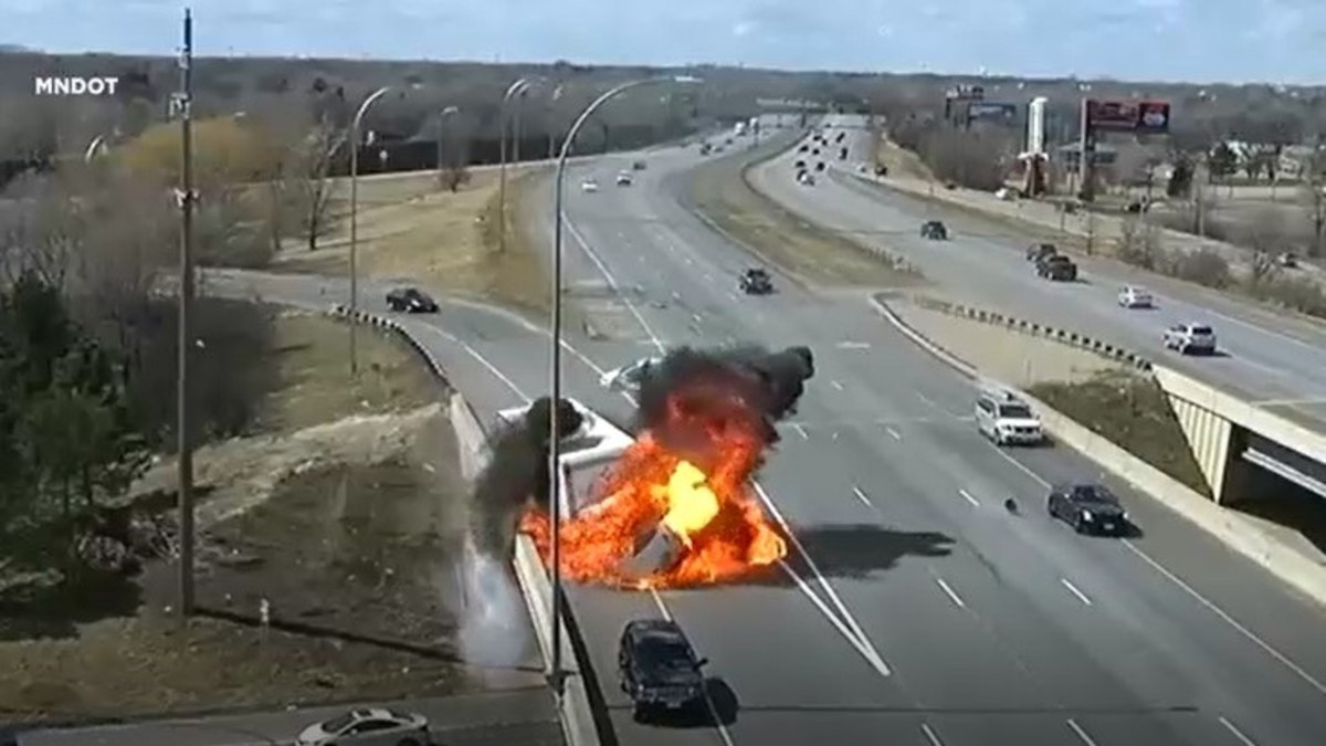 فیلم| خوش شانسی راننده کامیون در یک تصادف وحشتناک