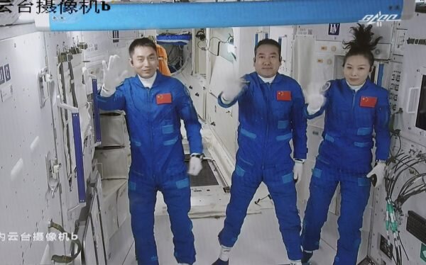 بازگشت فضانوردان چینی پس از ۶ ماه به زمین