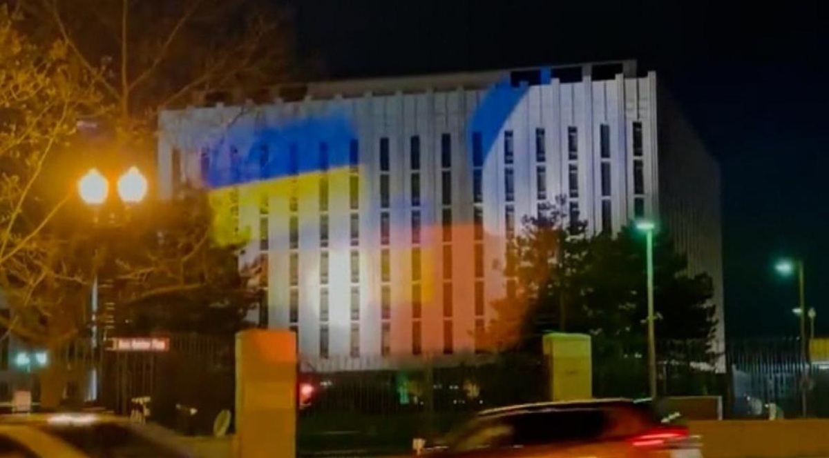 فیلم| پرچم اوکراین بر روی سفارت روسیه در آمریکا