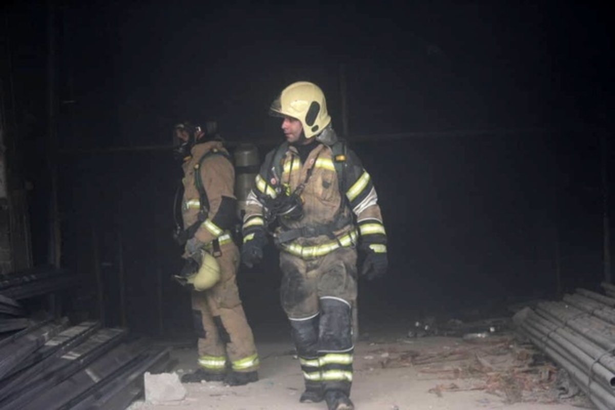 نجات مادر و ۲ فرزندش از آتش‌سوزی یک ساختمان