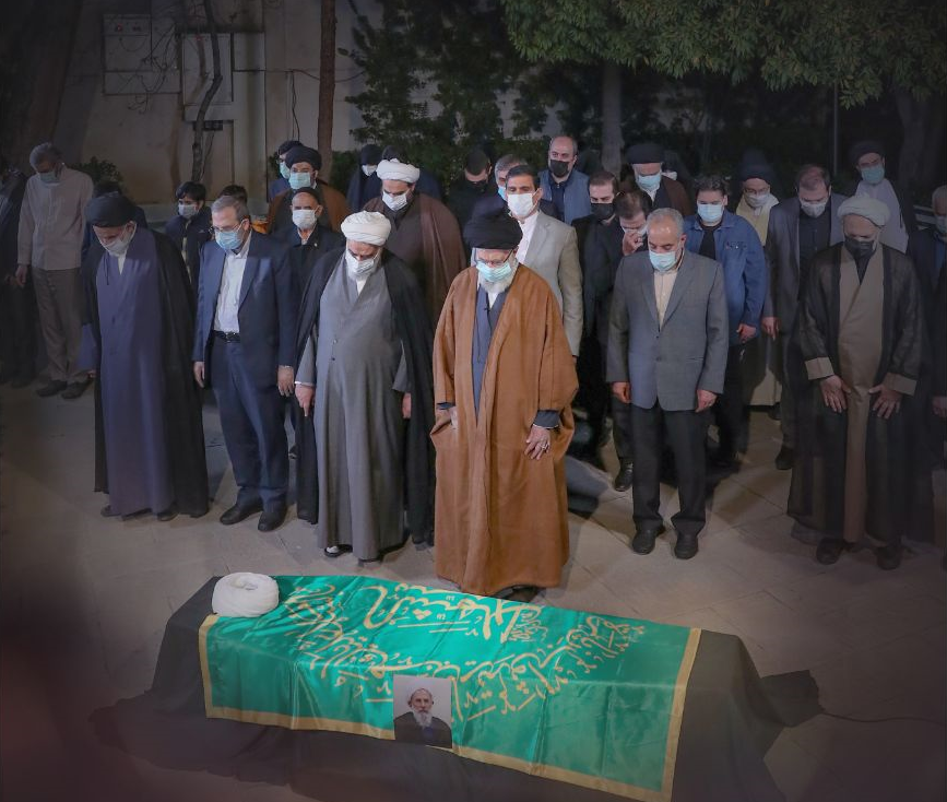 عکس| اقامه نماز رهبر انقلاب بر پیکر ری‌شهری