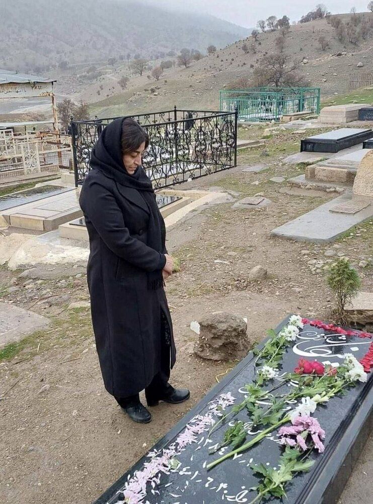 تصویری تلخ از مادر نیکا شاکرمی بر مزار فرزندش