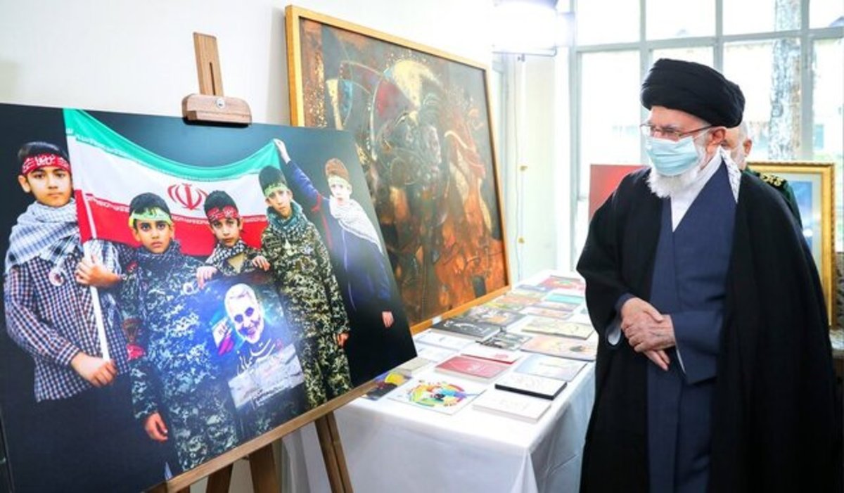 عکس| بازدید رهبر انقلاب از نمایشگاه تولیدات فرهنگی پیرامون شهید سلیمانی