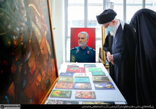 عکس| بازدید رهبر انقلاب از نمایشگاه تولیدات فرهنگی پیرامون شهید سلیمانی