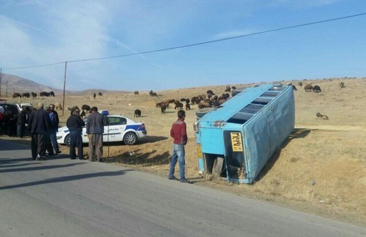 برخورد مینی بوس با جرثقیل با ۱۱ مجروح