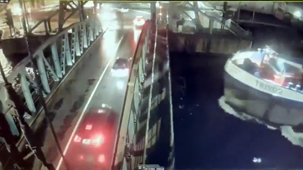 فیلم| برخورد یک کشتی با پل ماشین‌رو در بروکسل