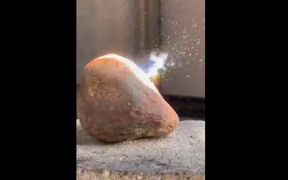 فیلم| لحظه ذوب شدن یک سنگ با نور خورشید!