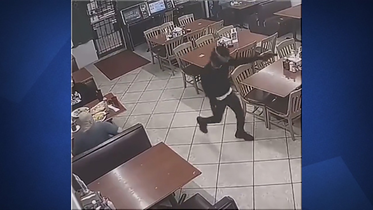 فیلم| تیراندازی یک مشتری به سمت سارق رستوران