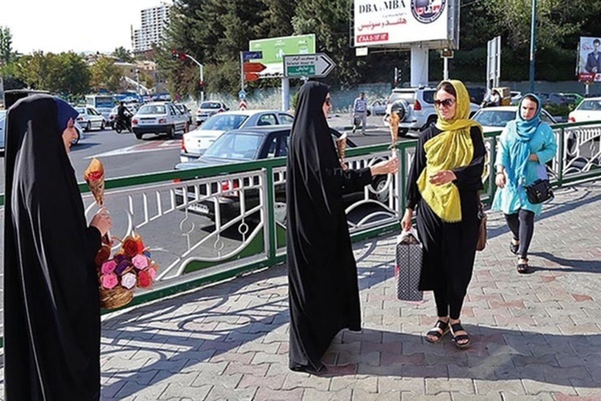 کیهان: با برداشتن حجاب مردان به زنان خود بی‌رغبت می‌شوند و نیاز‌های جسمی خود در کوچه و خیابان می‌جویند!