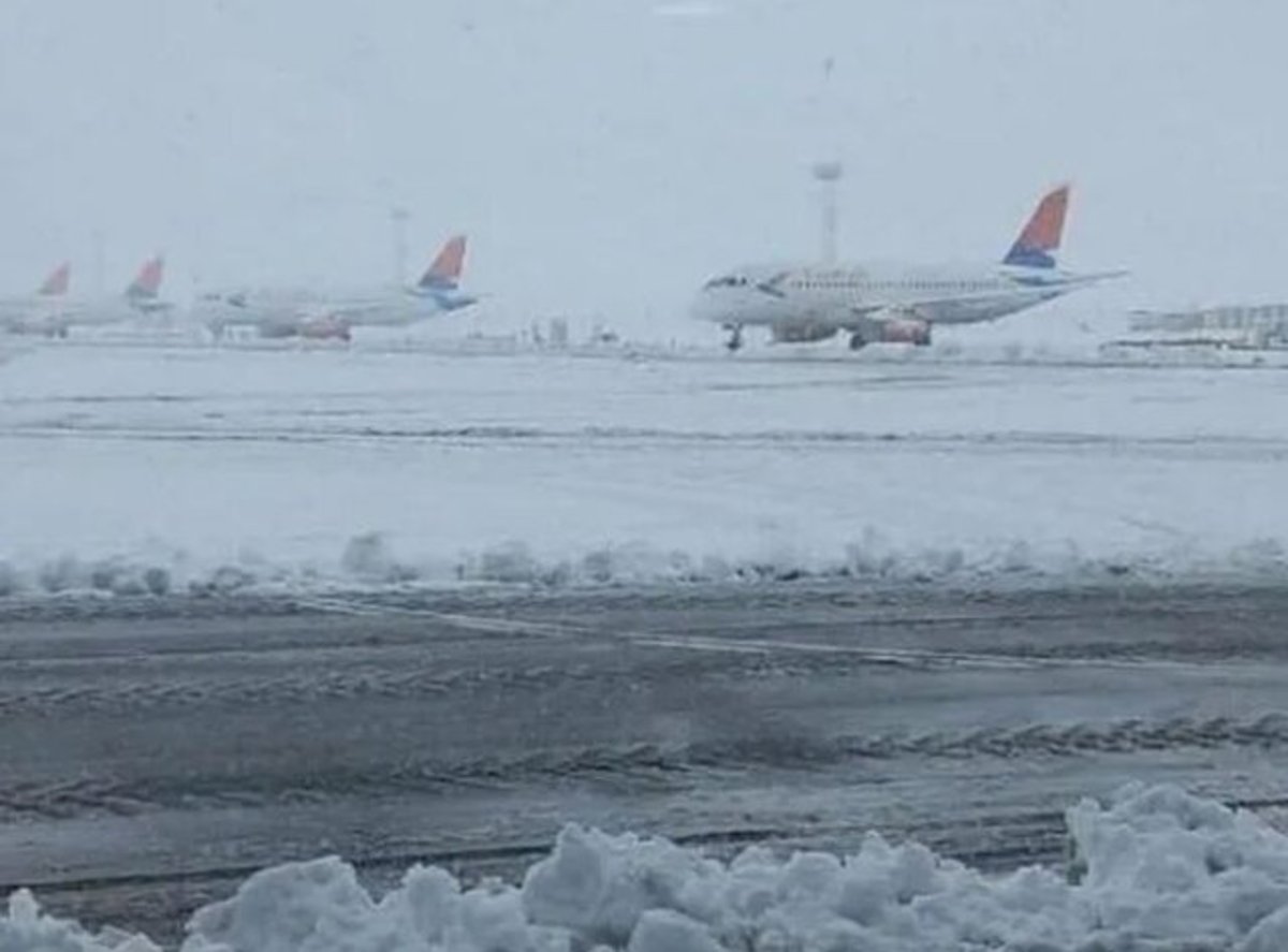 لغو کلیه پرواز‌های فرودگاه مشهد به دلیل بارش برف