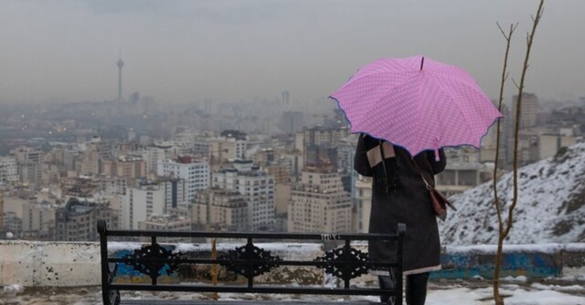 برف و یخبندان در سردترین روز تهران در سال ۱۴۰۱