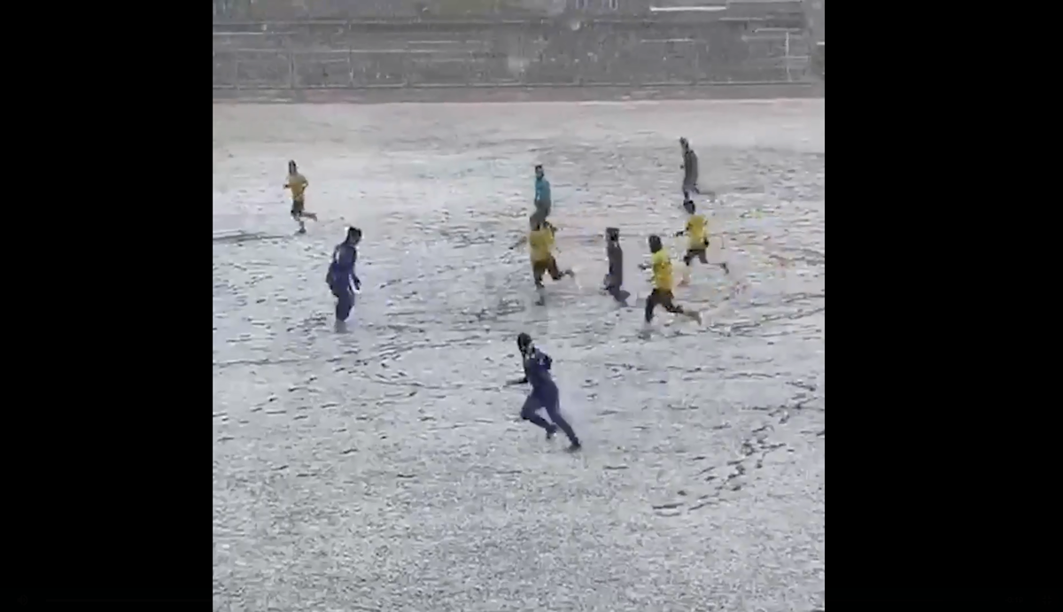 فیلم| یک اتفاق شگفت انگیز در لیگ فوتبال زنان؛ ۴ ساعت بازی در زمین کاملاً برفی!/ داور از سرما غش کرد