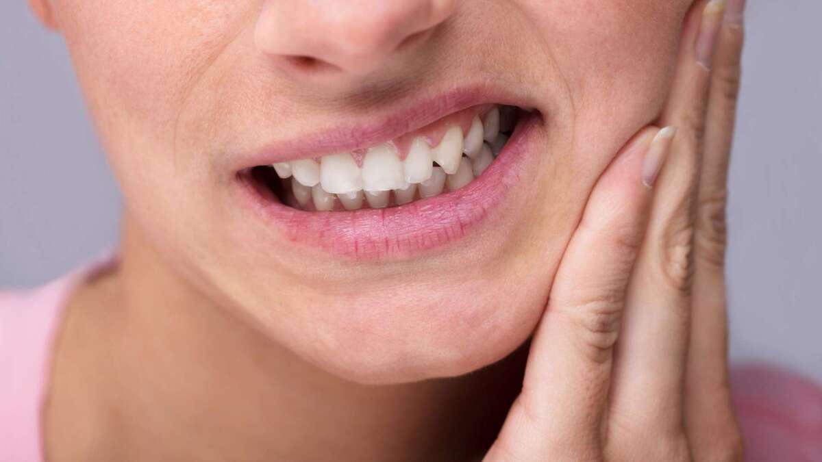فیلم| ۴ ترفند ساده برای از بین بردن دندان درد