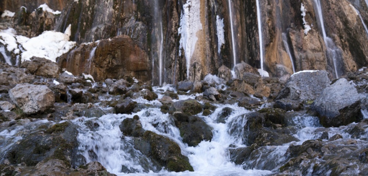 تصاویر| طبیعت برفی آبشار «مارگون» در سپیدان